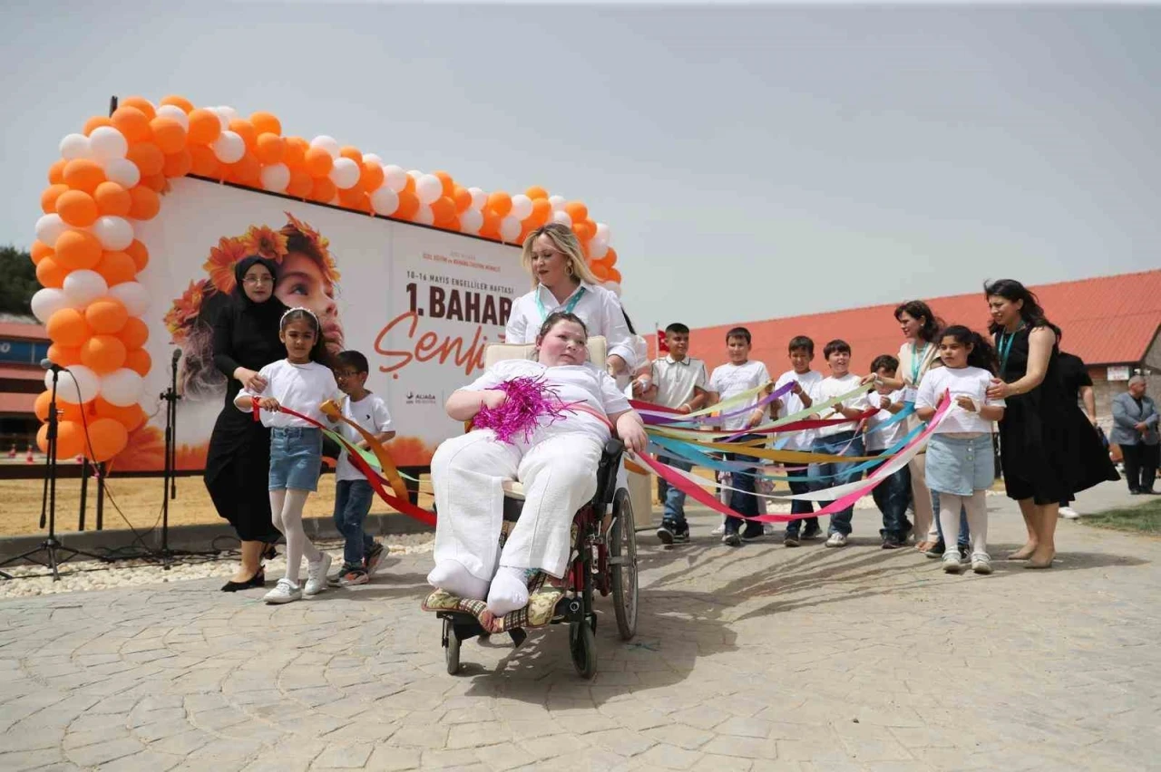 Aliağa’nın özel çocuklarından rengarenk &quot;Bahar Şenliği&quot;
