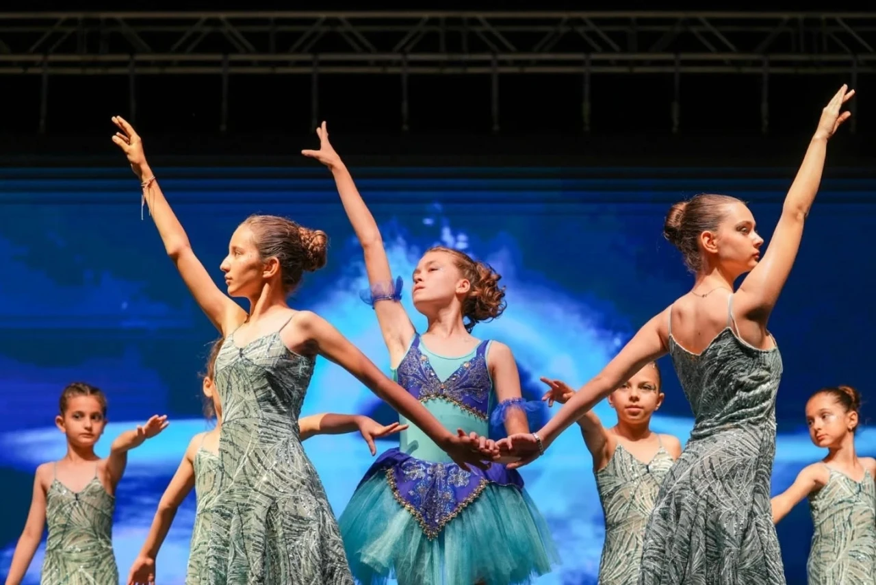Aliağalılar sanat ve dansın b&uuml;y&uuml;s&uuml;nde buluştu
