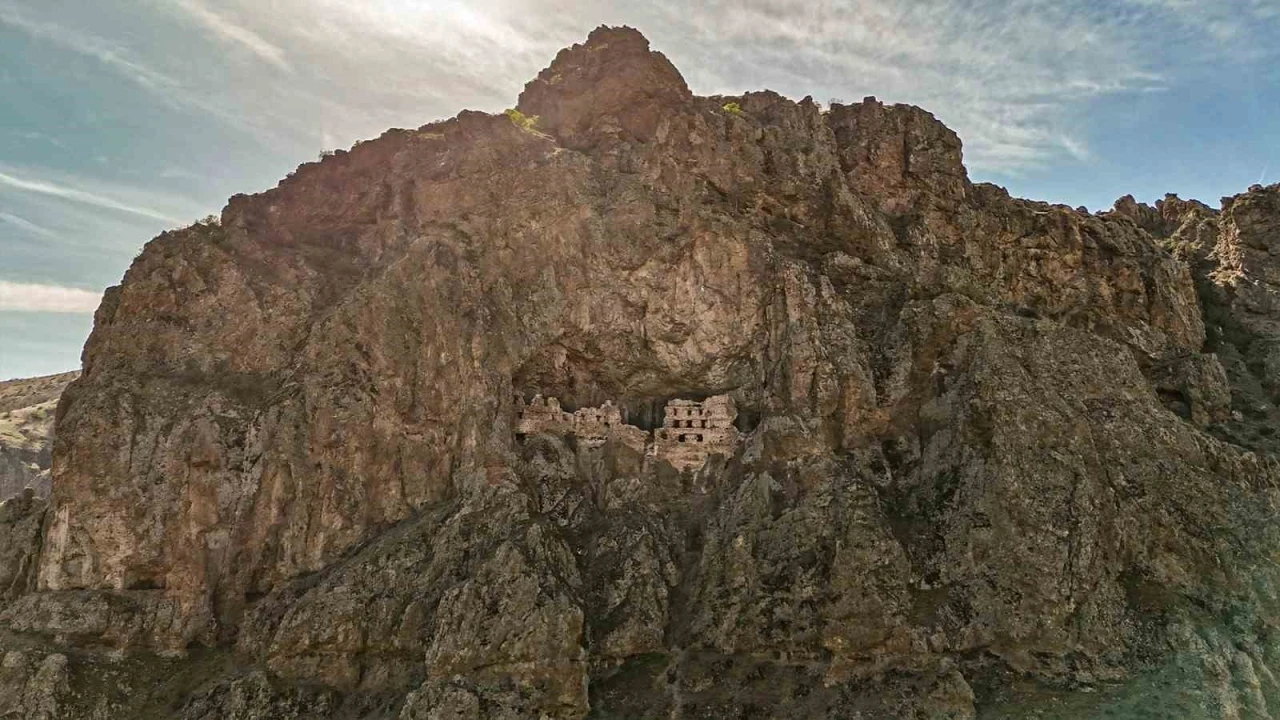 Alicin Manastırı, Sümela Manastırı ile olan benzerliğiyle dikkat çekiyor
