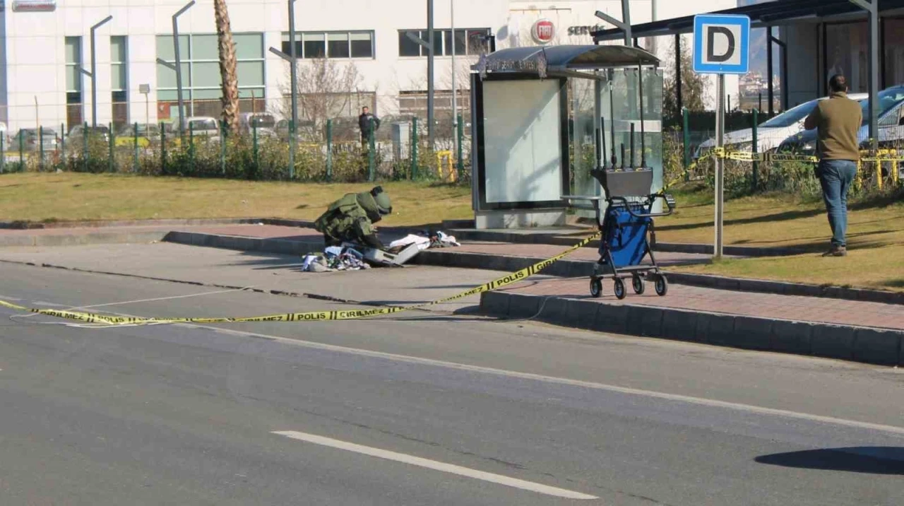 Alışveriş merkezindeki durakta ş&uuml;pheli valiz paniği
