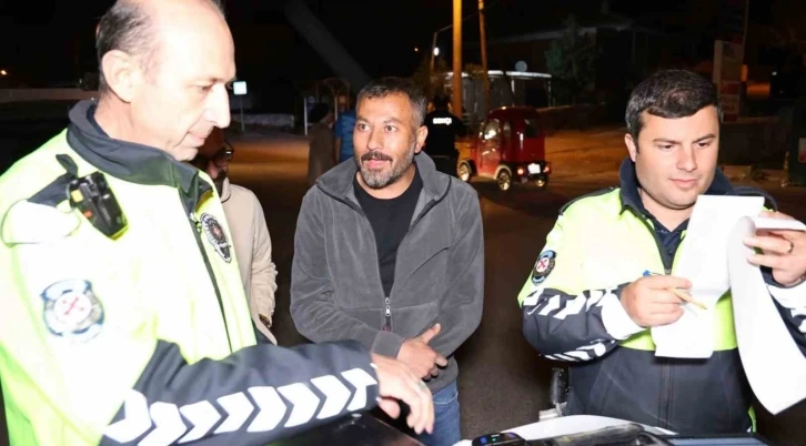 Alkolden ehliyetine el konuldu, “Nasıl yapacağız?” diye polise sordu
