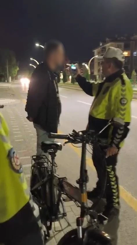 Alkollü bisiklet kullandı, 18 bin lira ceza yedi: Polis, &quot;Alkollü eşek bile kullanamazsın&quot;
