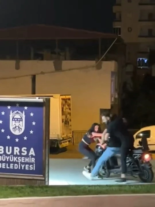 Alkollü kız ortalığı birbirine kattı
