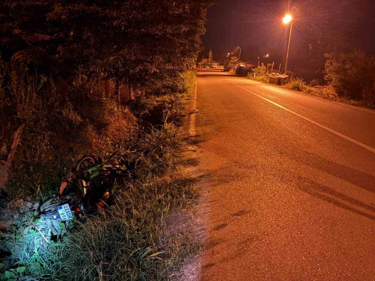 Alkoll&uuml; motosiklet s&uuml;r&uuml;c&uuml;s&uuml; kaza yaptı: Hayati tehlikesi bulunuyor
