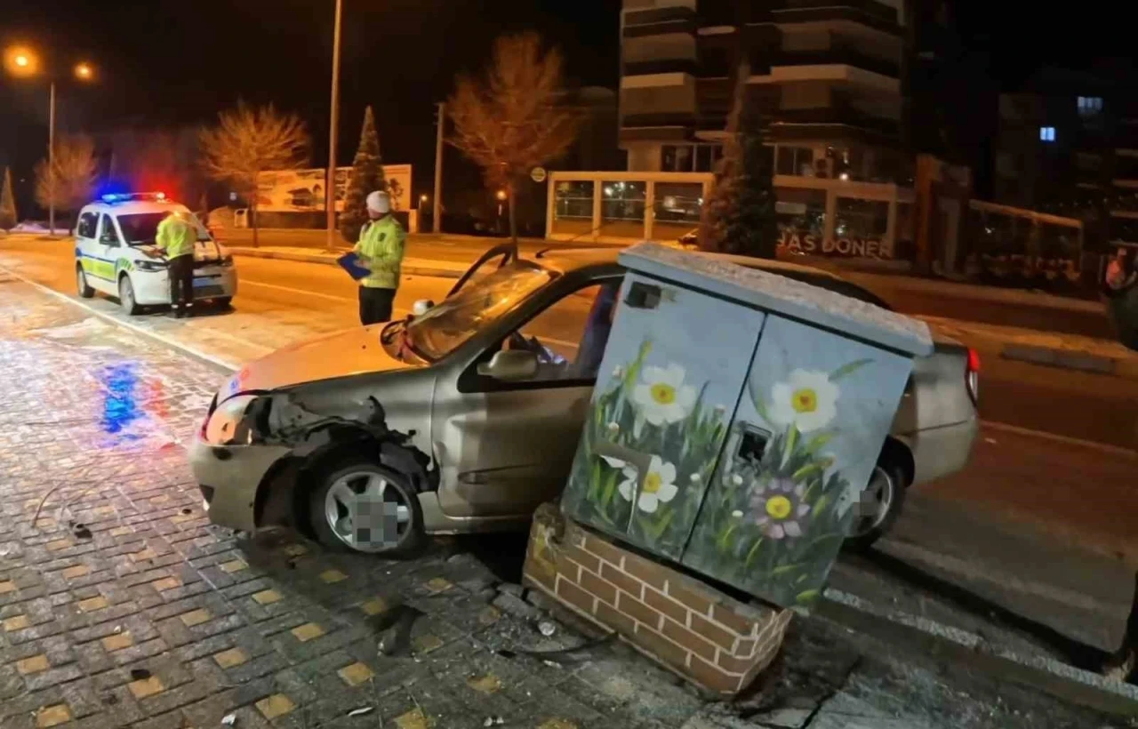 Alkoll&uuml; şekilde direksiyon başına ge&ccedil;en gen&ccedil; kaza yaptı: "İlk defa i&ccedil;tim, onda da kaza yaptım"
