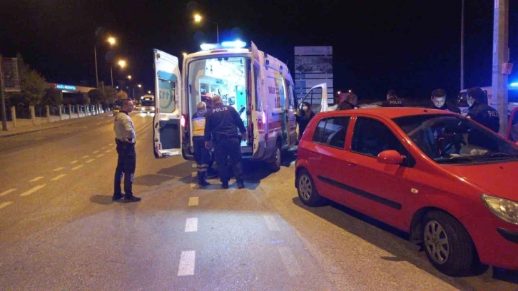 Alkoll&uuml; s&uuml;r&uuml;c&uuml; direksiyon başında uyuyakaldı
