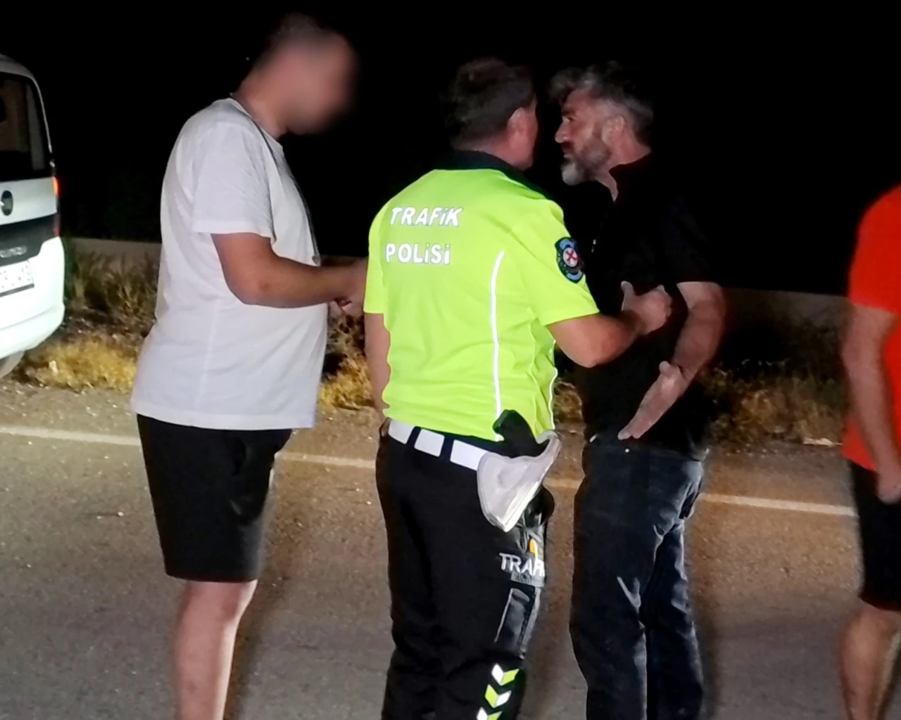 Alkollü sürücü ile vatandaşın &quot;Sen neden çekiyorsun?&quot; polemiği kamerada
