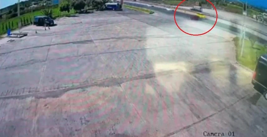 Alkoll&uuml; s&uuml;r&uuml;c&uuml; &ouml;nce bariyerlere, ardından seyir halindeki taksiye &ccedil;arptı
