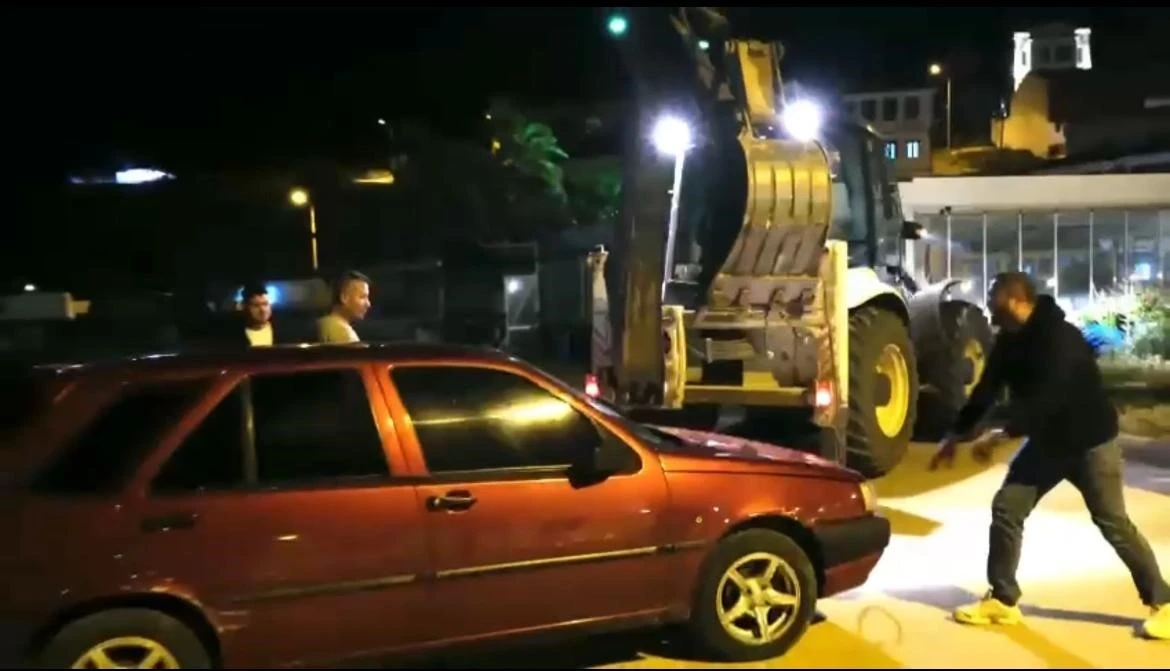 Alkollü sürücü, sahili bir birine kattı
