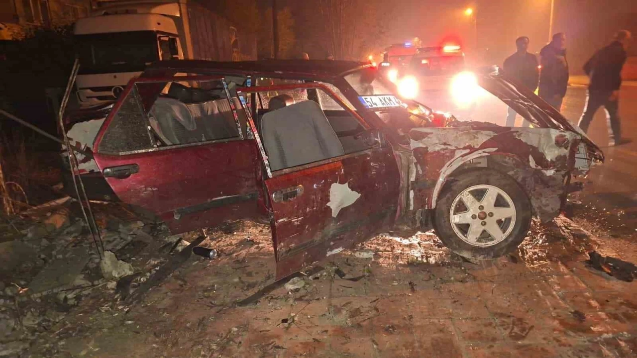 Alkoll&uuml; s&uuml;r&uuml;c&uuml; sollama yaparken duvara &ccedil;arptı: 3 yaralı
