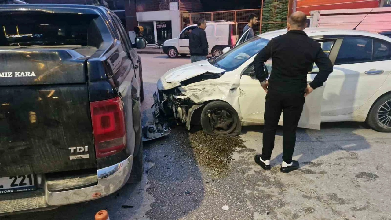 Alkoll&uuml; s&uuml;r&uuml;c&uuml;n&uuml;n karıştığı zincirleme kaza kamerada: 1 yaralı
