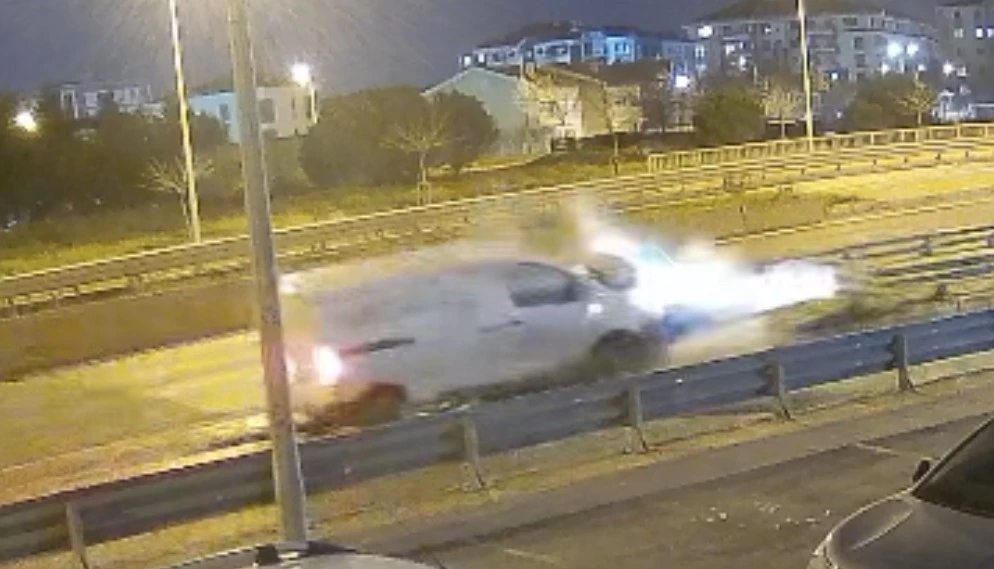 Alkoll&uuml; s&uuml;r&uuml;c&uuml;n&uuml;n kullandığı ara&ccedil; bariyere ok gibi saplandı... O anlar kamerada
