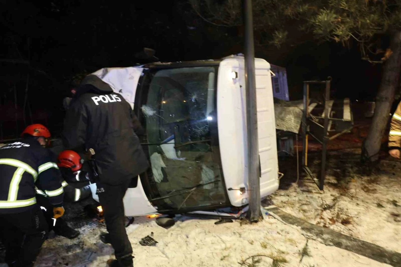 Alkoll&uuml; s&uuml;r&uuml;c&uuml;ye, s&uuml;r&uuml;c&uuml; olduğunu polisler hatırlattı

