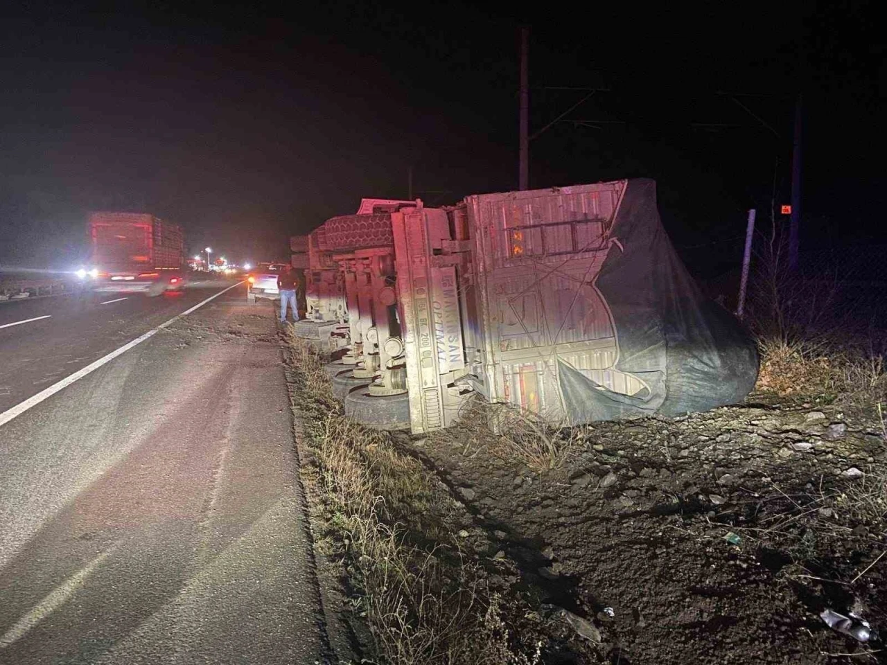 Alkoll&uuml; tır s&uuml;r&uuml;c&uuml;s&uuml; trafik g&uuml;venliğini tehlikeye soktu
