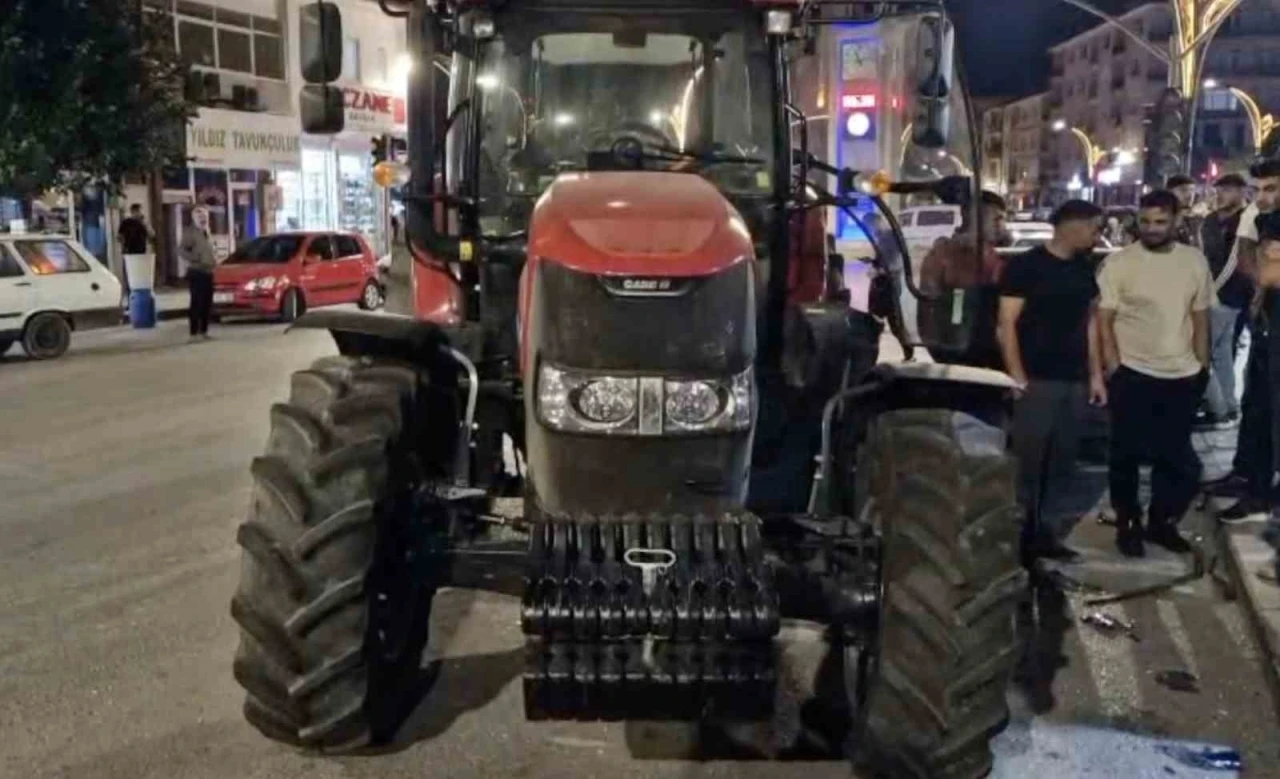 Alkollü traktör sürücüsü 3 araca çarparak durabildi: O anlar kamerada
