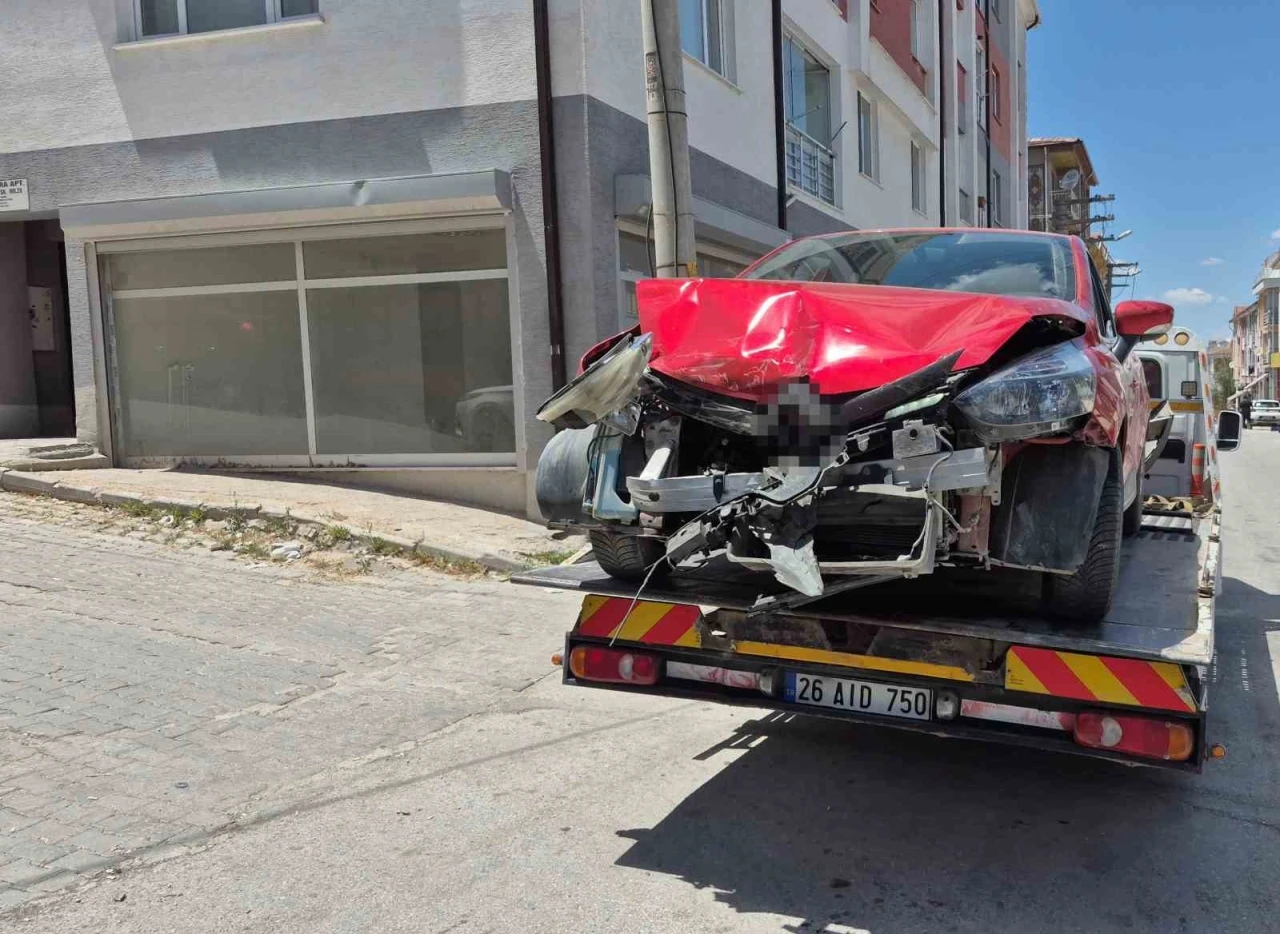 Alkoll&uuml; ve ehliyetsiz s&uuml;r&uuml;c&uuml;n&uuml;n kullandığı otomobil, park halindeki ara&ccedil;lara &ccedil;arptı
