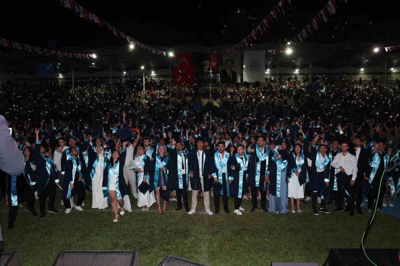 ALK&Uuml; mezuniyet t&ouml;reni coşkuyla yapıldı
