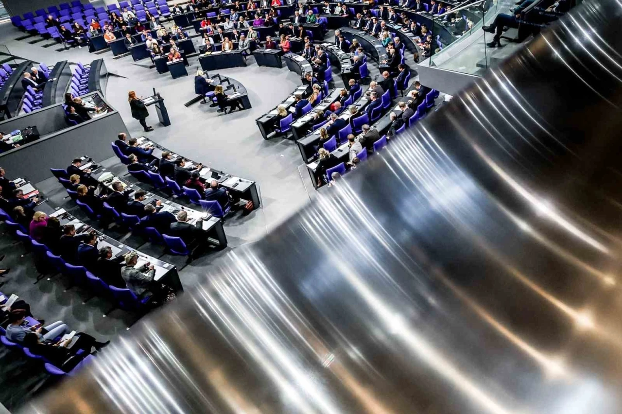 Almanya’da &quot;Merz’e güvenoyu&quot; niteliğindeki emeklilik reformu Federal Meclis’ten kıl payı geçti
