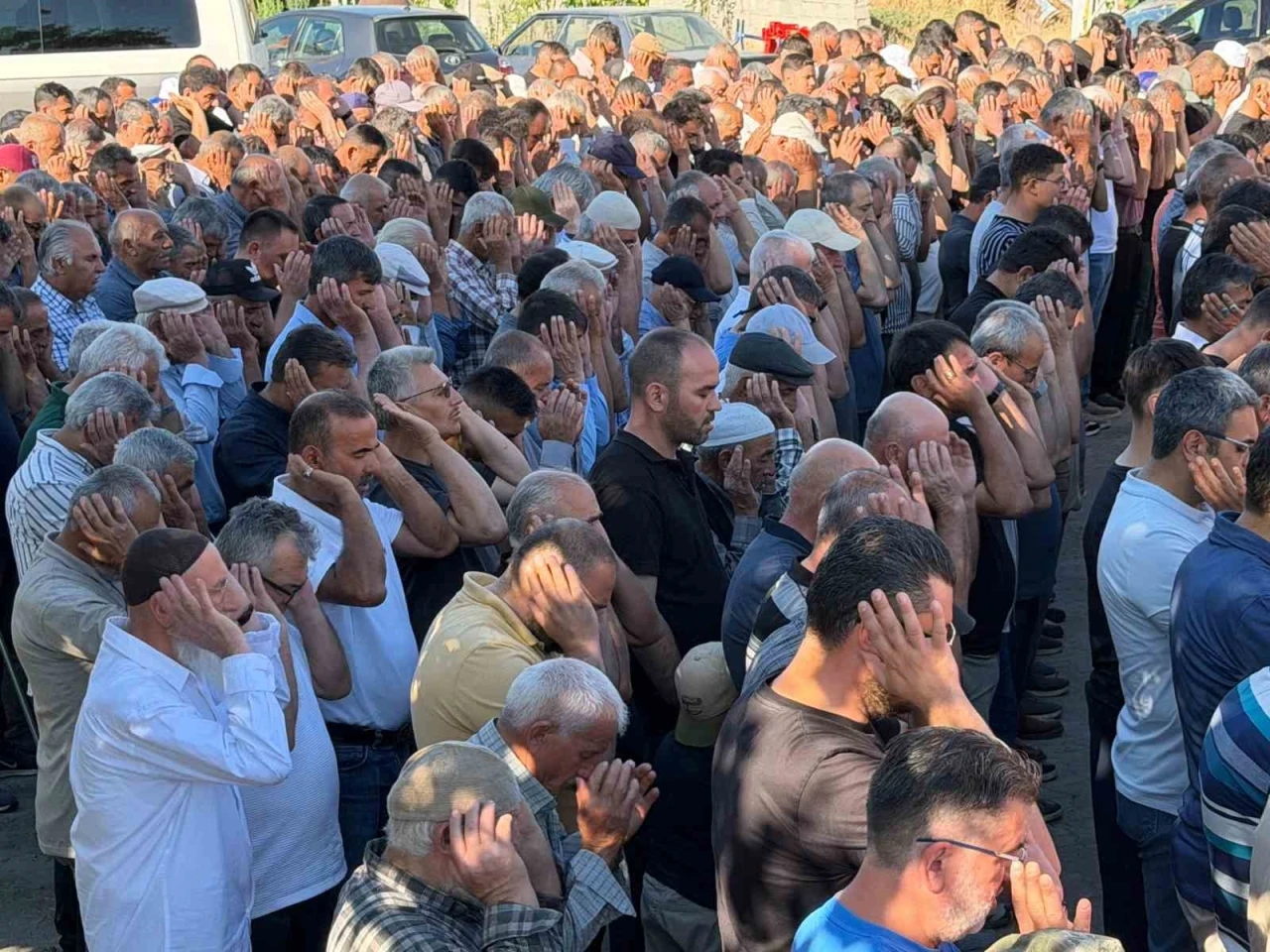 Almanya&rsquo;dan memleketlerine giderken kazada &ouml;len 3 kişi son yolculuğuna uğurlandı
