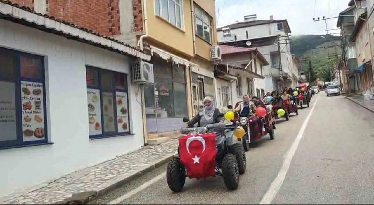 Alpaslan köyünde kadınlardan elektrikli motorlarla &quot;Anneler Günü&quot; konvoyu
