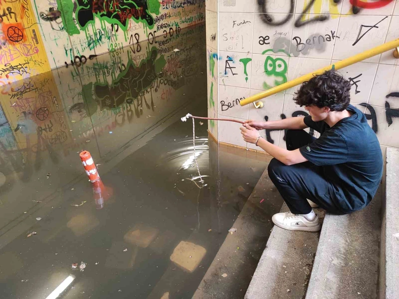 Alt geçit göle döndü, büyükşehir suyu tahliye etmeyince vatandaş balık avladı

