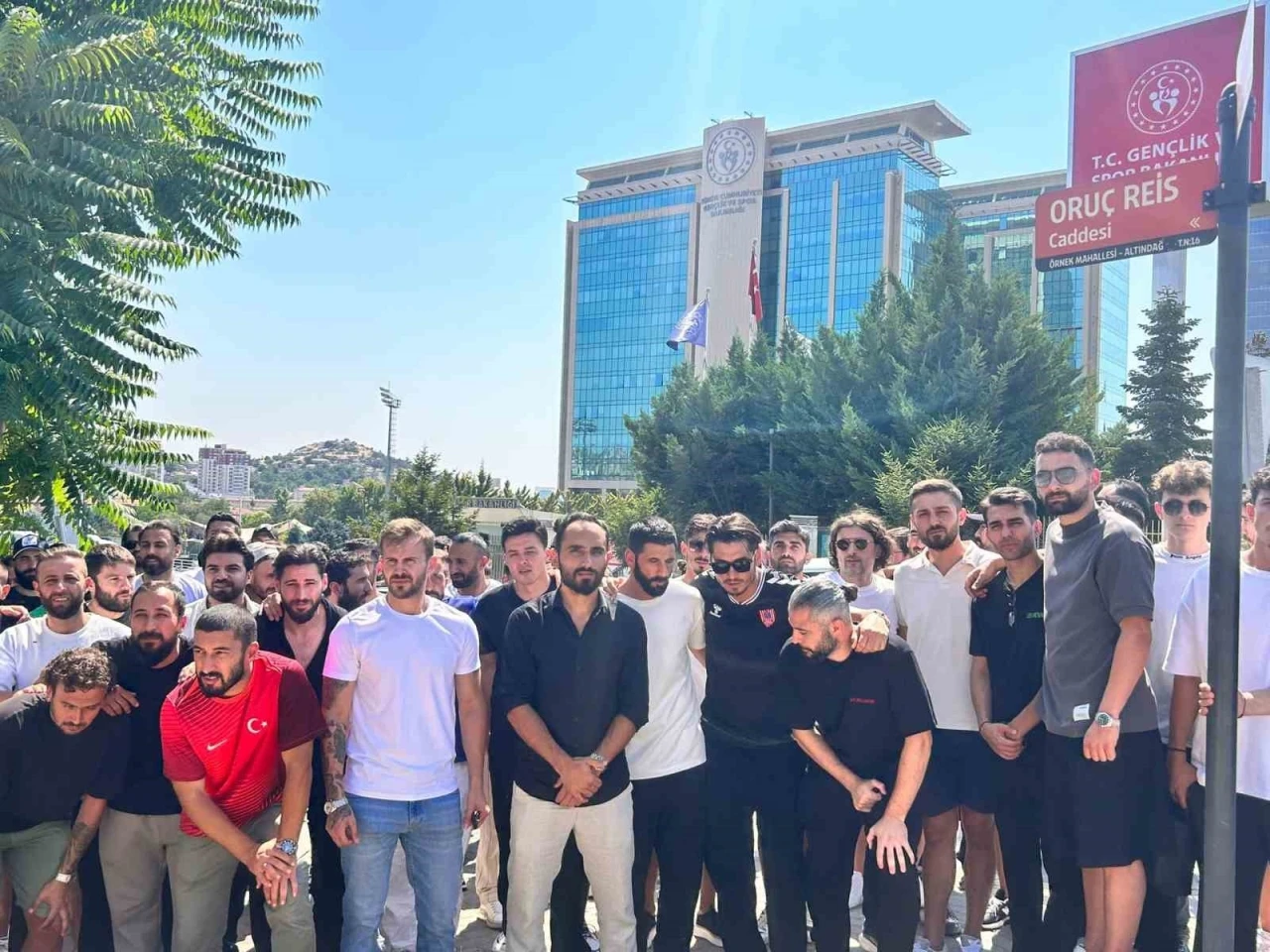 Alt lig futbolcuları, TFF’nin yaş sınırına tepki için GSB önünde toplandı
