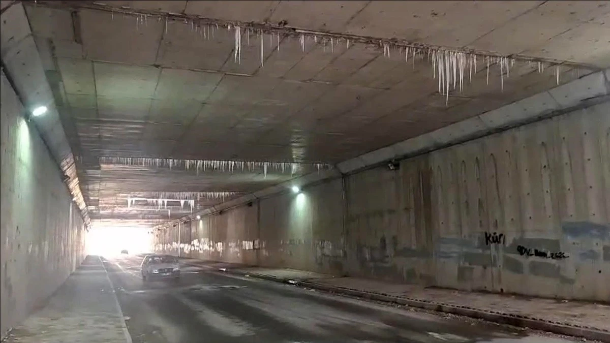 Altge&ccedil;itteki buz sarkıtları s&uuml;r&uuml;c&uuml;leri tedirgin etmeye devam ediyor
