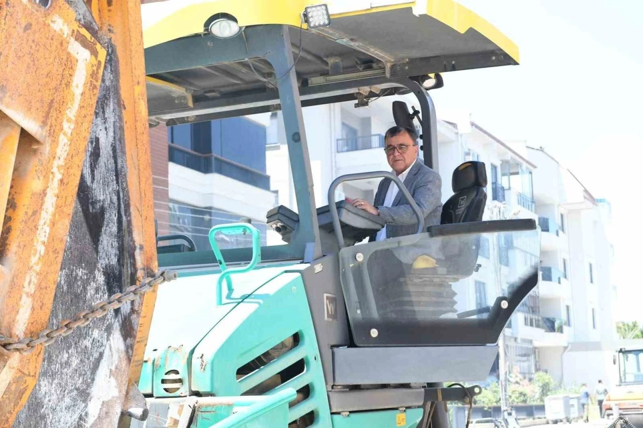 Altıeyl&uuml;l&rsquo;de asfalt mesaisi aralıksız s&uuml;r&uuml;yor
