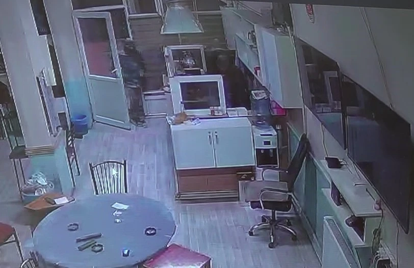 Altın ve d&ouml;vizlerini 3 aydır yanında taşıyan adam gasp edildi
