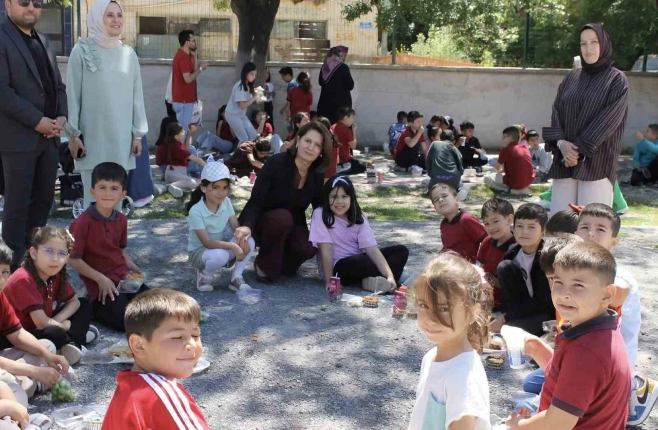 Altıntaş İstiklal İlkokulu&rsquo;nda hayır &ccedil;arşısı yoğun ilgi g&ouml;rd&uuml;
