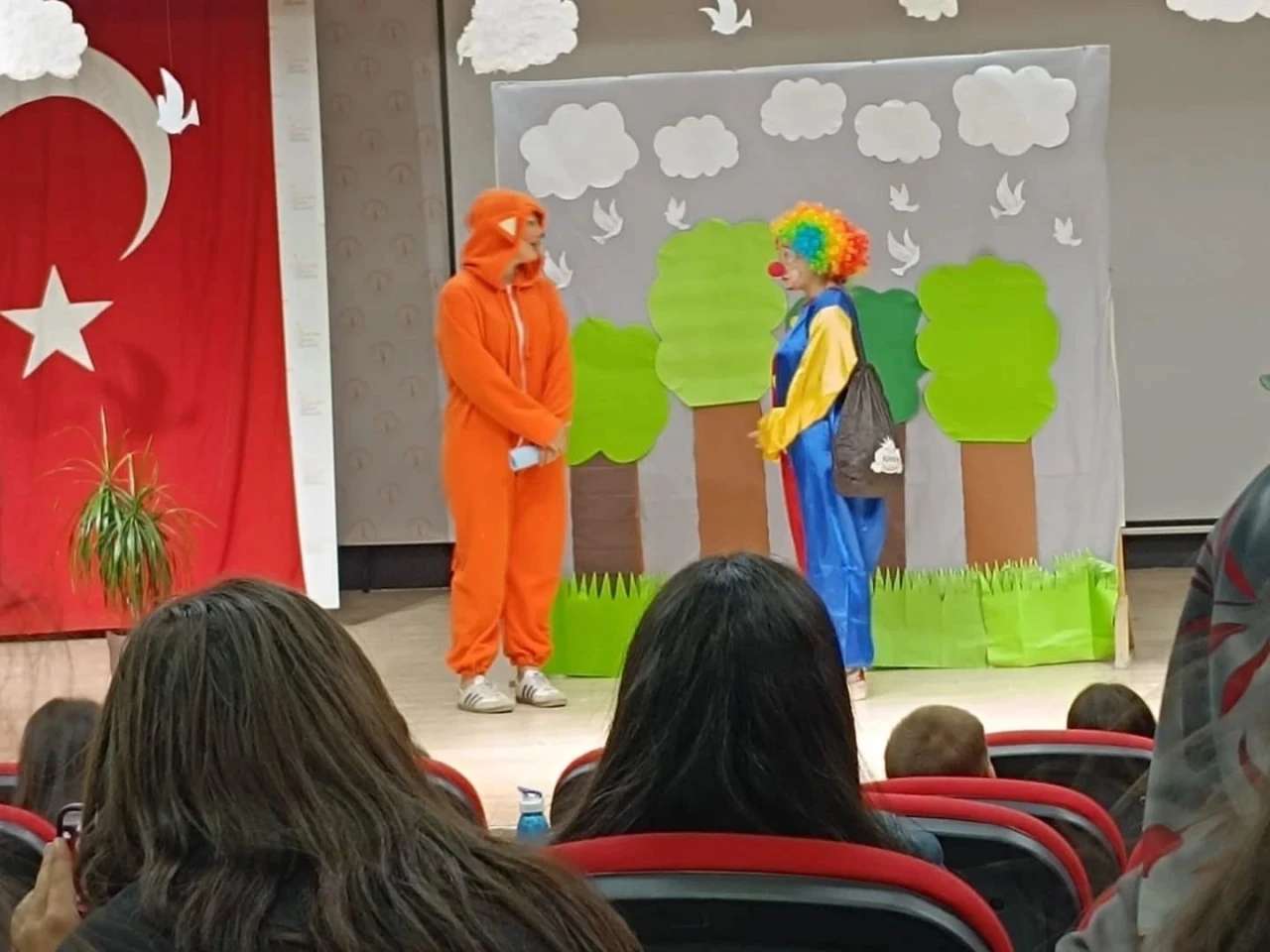 Altıntaş’ta çocuk tiyatrosu miniklerle buluştu
