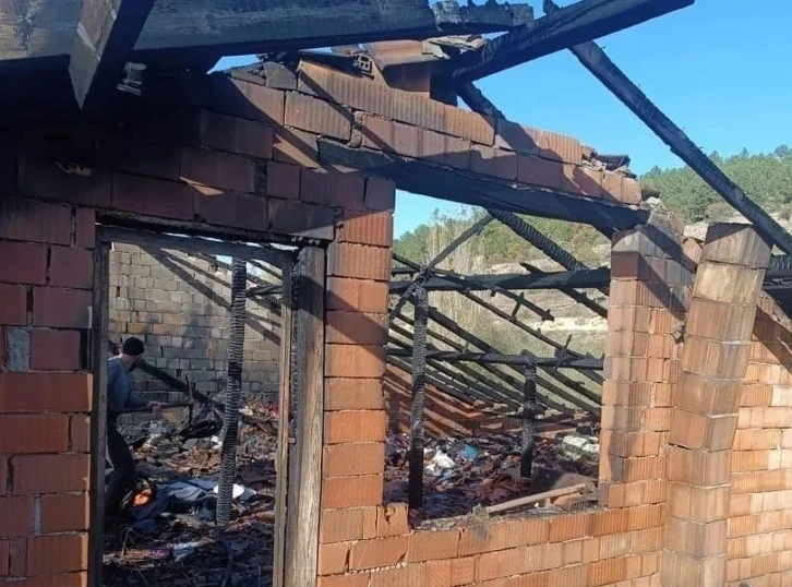 Altıntaş&rsquo;ta ev yangını korkuttu
