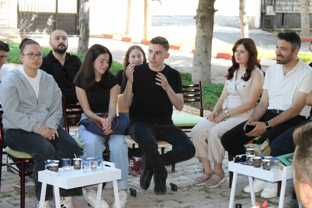 Altıntaş&rsquo;ta kitap s&ouml;yleşisi
