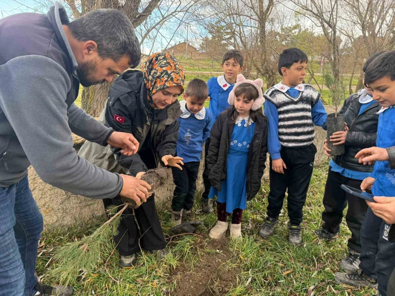 Altıntaş&rsquo;ta &ouml;ğrenciler fidanları toprakla buluşturdu
