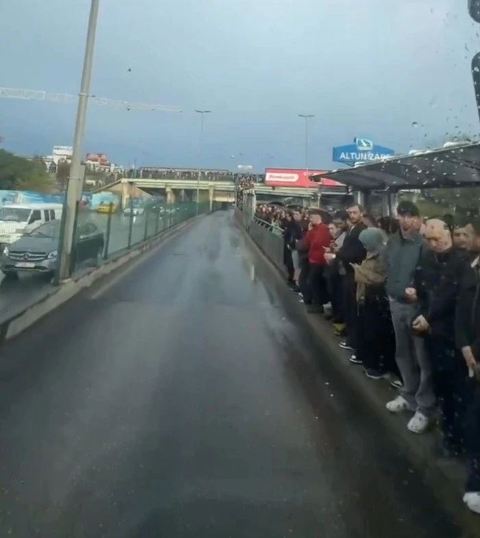 Altunizade’deki metrobüs kuyruğunda yolcular yağmur altında ıslandı
