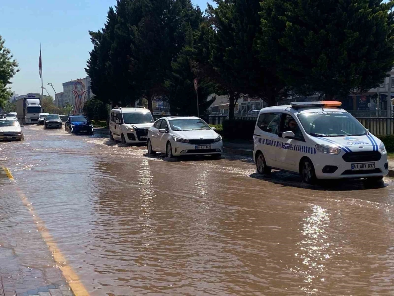 Altyapı çalışması sırasında ana su hattı patladı, ilçe sular altında kaldı
