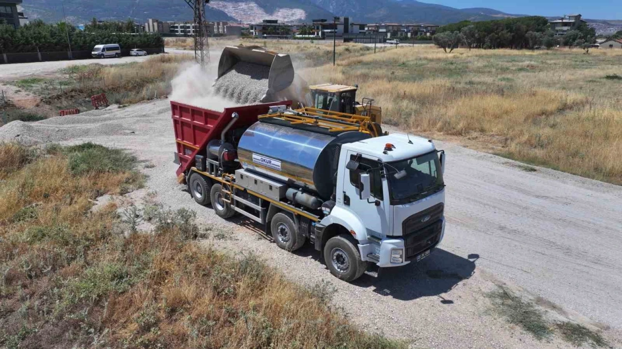 Altyapısı tamamlanan yollar asfaltlanıyor

