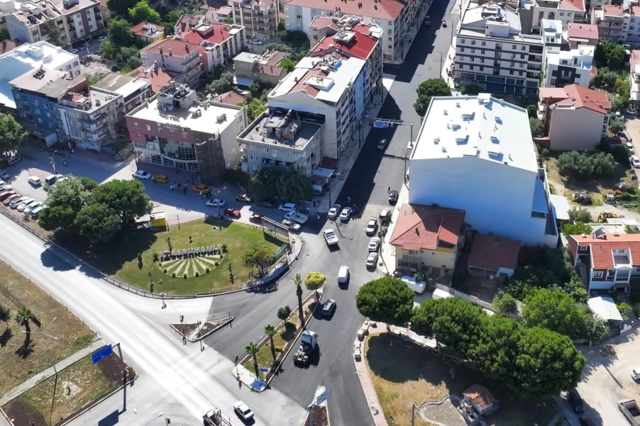 Altyapısı yenilenen caddede sıcak asfalt &ccedil;alışmaları başladı
