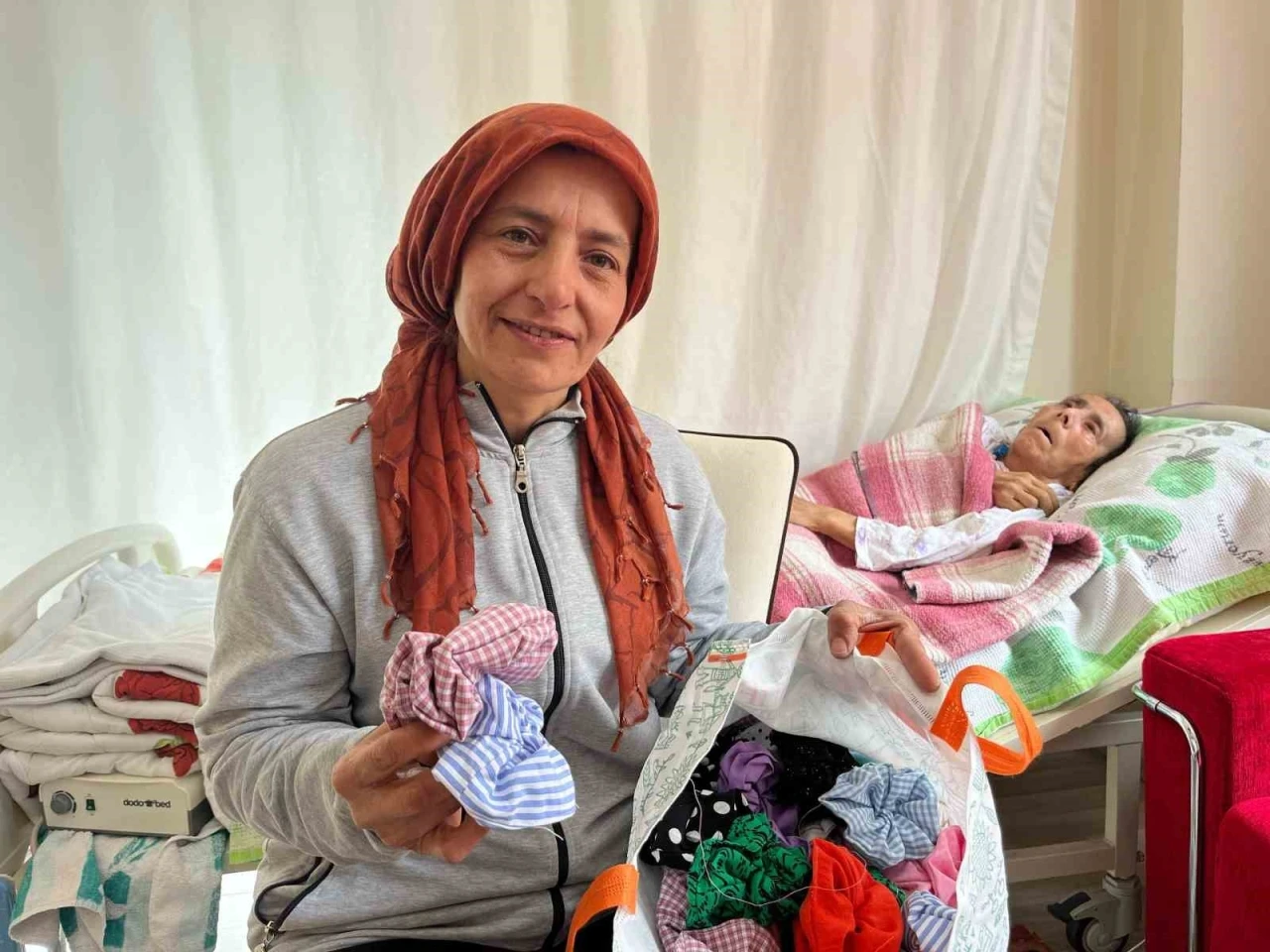 Alzheimer annesine bakmak için diktiği toka için siparişleri patladı
