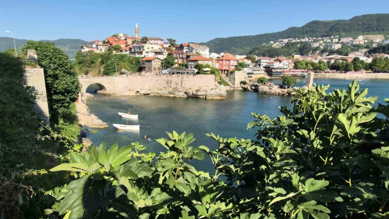 Amasra 3 g&uuml;nde n&uuml;fusunun 16 katı ziyaret&ccedil;iyi ağırladı
