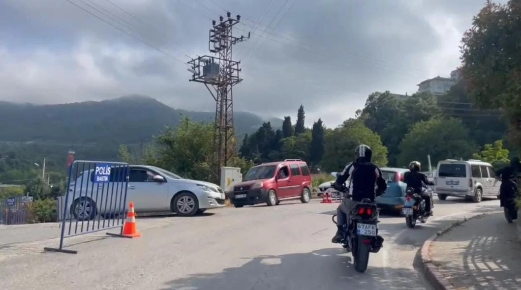 Amasra’da bayram yoğunluğu sebebiyle uzun araç kuyrukları oluştu
