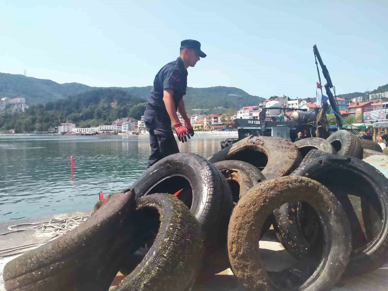 Amasra’da dalgıçlar limandaki çöpleri temizledi
