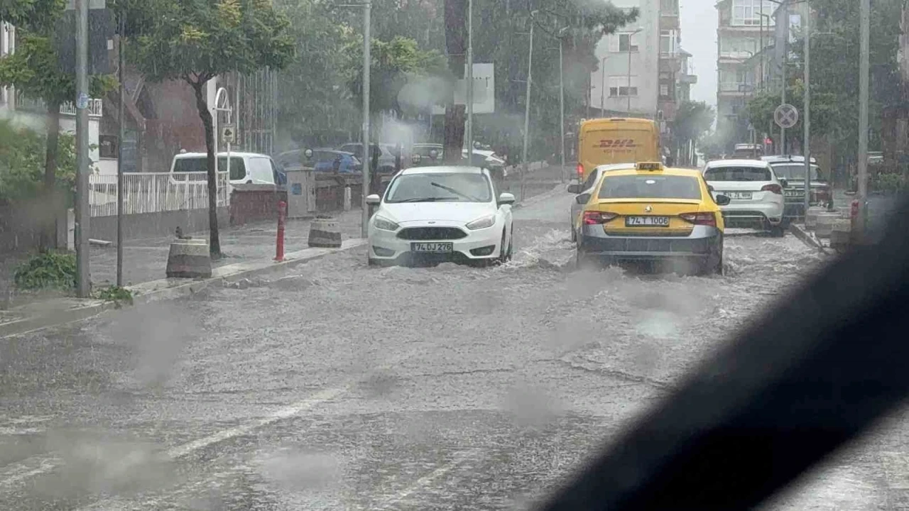 Amasra&rsquo;da sağanak alarmı: Cadde ve sokaklar g&ouml;le d&ouml;nd&uuml;
