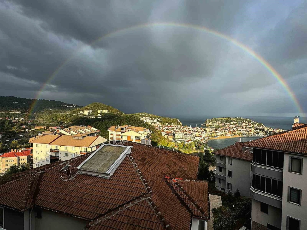 Amasra’da yağmur sonrası gökkuşağı oluştu