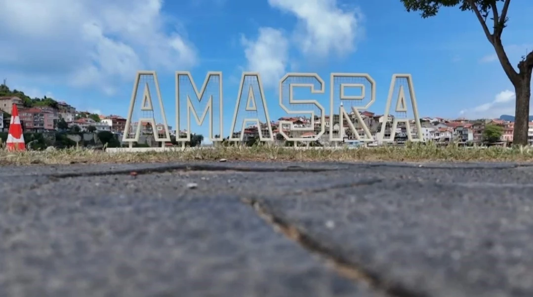 Amasra&rsquo;ya ışıklı tabela
