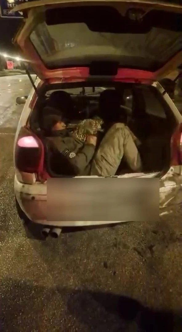 Amasya&rsquo;da durdurulan otomobilden 5 ka&ccedil;ak g&ouml;&ccedil;men &ccedil;ıktı
