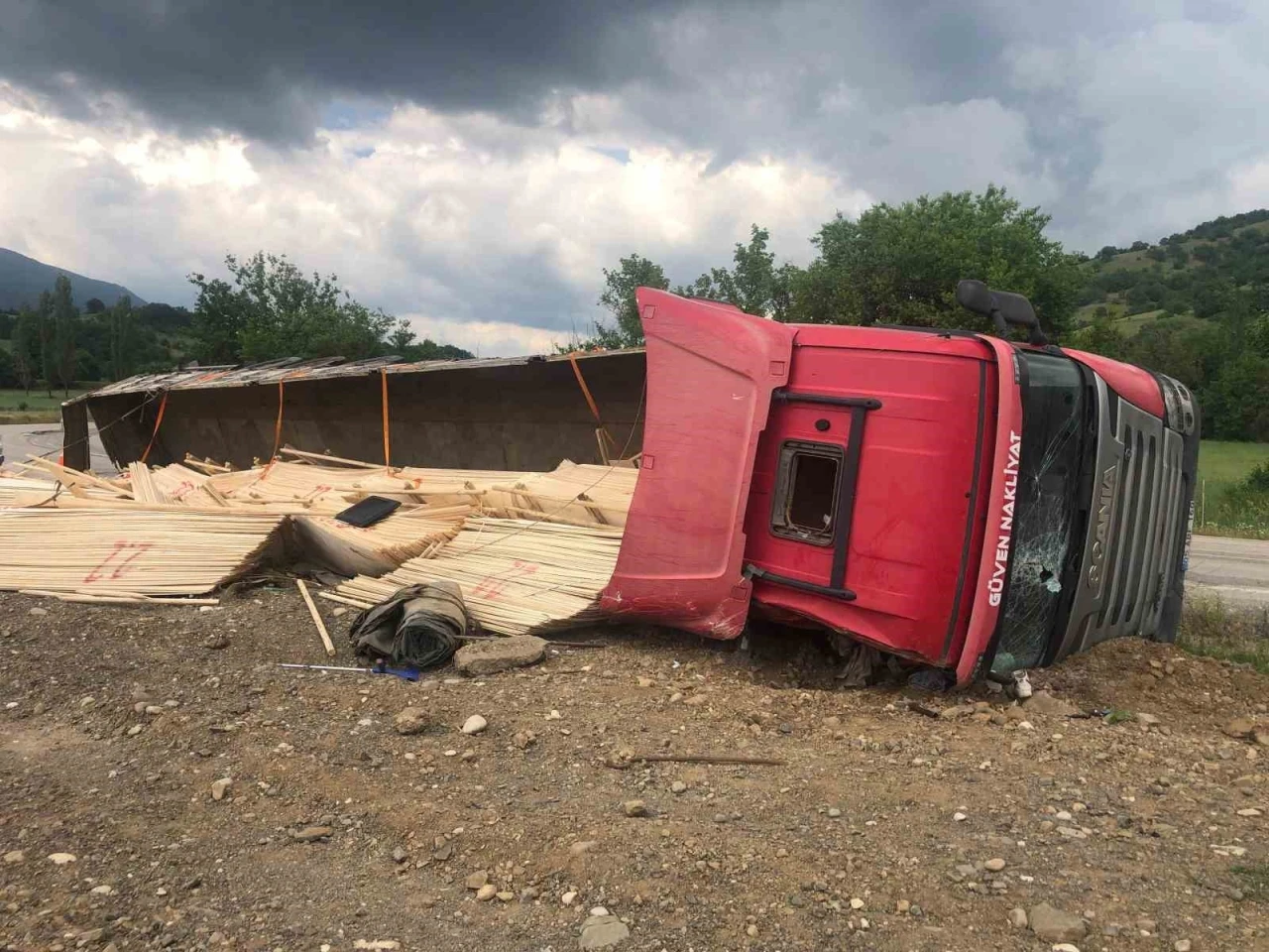 Amasya’da kereste yüklü tır devrildi: 2 yaralı

