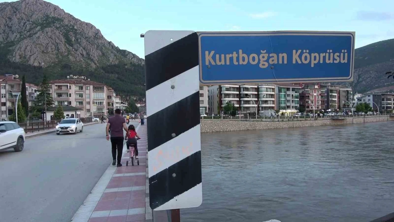 Amasya&rsquo;da k&ouml;pr&uuml; girişinde &ccedil;&ouml;kme oluştu
