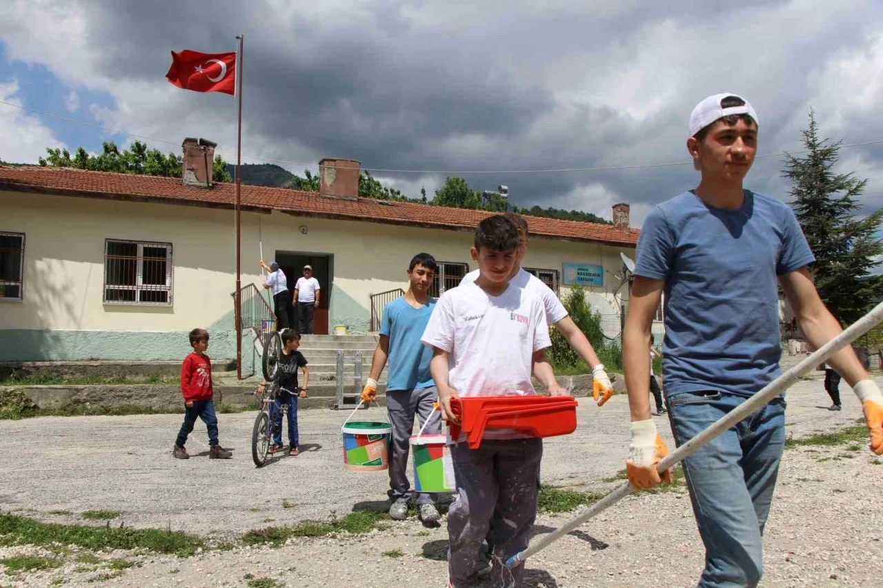 Amasya’da köy okulunu liselilerin ‘tamir takımı’ boyadı
