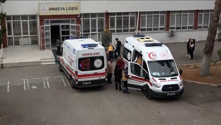 Amasya&rsquo;da marketten &ccedil;iğ k&ouml;fte alıp yiyen 6 &ouml;ğrenci rahatsızlanarak hastaneye kaldırıldı
